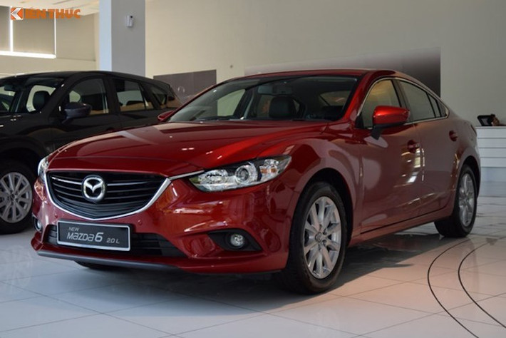 Vừa ra mắt vào cuối năm 2016, mẫu sedan hạng D Mazda 6 đã nhanh chóng được giảm giá với mức giảm từ 10-21 triệu tùy từng phiên bản. Trong đó, Mazda 6 mới 2.0L Premium giảm tới 21 triệu đồng với giá bán mới 999 triệu đồng (giá công bố 1,02 tỷ đồng). Hai phiên bản còn lại có mức giảm tương ứng 10 triệu.