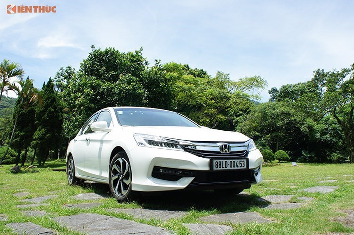 Ngoài Sedona, một mẫu xe "bán ế, giảm giá sâu" khác vào đầu năm 2017 là Honda Accord với giá từ 1,47 tỷ còn 1,39 tỷ, giảm tới 80 triệu đồng. Phiên bản Accord vừa được nâng cấp vào tháng 5/2016 với nhiều tiện nghi mới đầy hấp dẫn và kiểu dáng sắc sảo, hiện đại hơn. Tuy nhiên trước sự "chèn ép" của các đối thủ như Toyota Camry hay Mazda 6, Accord tỏ ra "vất vả" khi cạnh tranh tại Việt Nam.