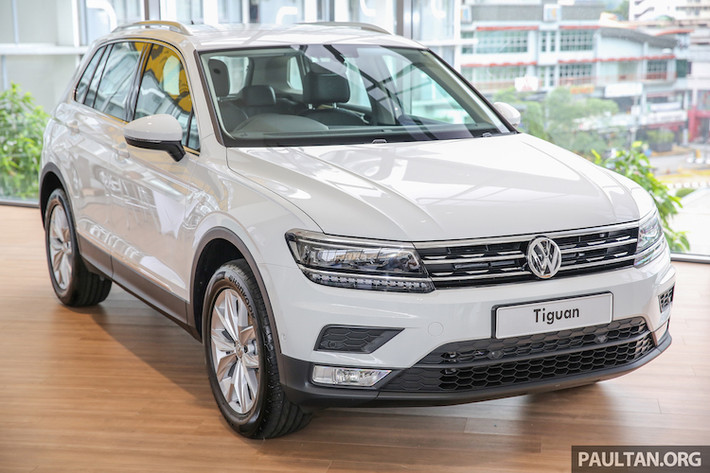 Ra mắt lần đầu tại triển lãm Frankfurt cách đây 2 năm, mẫu crossover hạng C Volkswagen Tiguan 2017 thế hệ thứ 2 được cách tân toàn bộ đã vừa chính thức đặt chân tới thị trường Malaysia. Phiên bản Tiguan bán ở Malaysia được lắp ráp dạng CKD, sẽ có 2 phiên bản từ thấp tới cao là Comfortline và Highline.