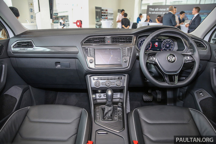 Nội thất của mẫu xe Volkswagen Tiguan mới khá gần với dòng Golf và vẫn áp dụng triết lý thiết kế dành cho mọi người của Volkswagen, đơn giản nhưng hiệu quả và cao cấp. Mọi phiên bản của xe sẽ có hệ thống thông tin giải trí với màn hình cảm ứng 8 inch, kết nối smartphone, Bluetooth, khe cắm thẻ SD cùng các kết nối như USB hay AUX. Tuy nhiên chỉ có bản cao cấp Highline có camera lùi và định vị vệ tinh.