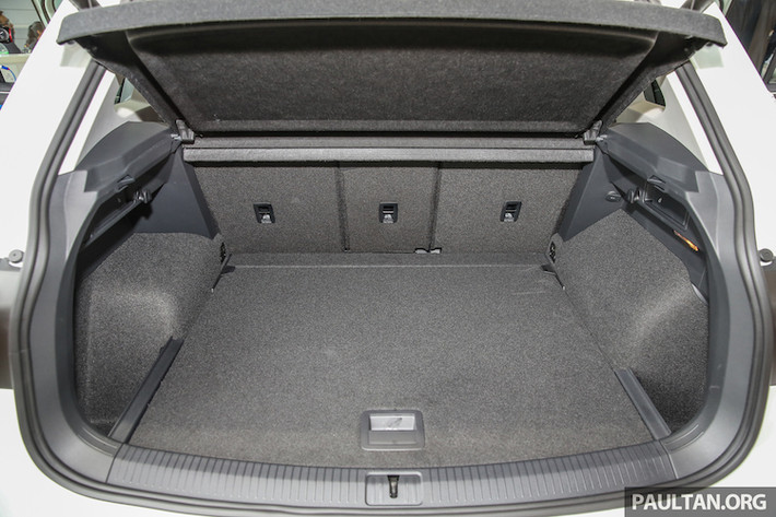 Khoang hành lý của Tiguan thế hệ mới có thể tích 615 lít và có thể được nới rộng ra tối đa 1655 lít bằng cách gập phẳng lưng ghế sau lại. Tuy nhiên, chỉ có phiên bản Highline cao cấp mới được trang bị cửa sau đóng mở bằng điện.