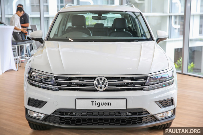 So với thế hệ cũ, chiếc crossover Tiguan mới không chỉ sang trọng mà còn thể thao hơn, nhờ có những chi tiết thiết kế "lượm lặt" từ mẫu concept Cross Coupe GTE trước đây. Ở phía trước, chiếc xe có lưới tản nhiệt 3 thanh ngang cùng cụm đèn pha LED kèm thấu kính projector đơn giản nhưng sang trọng và hiện đại.