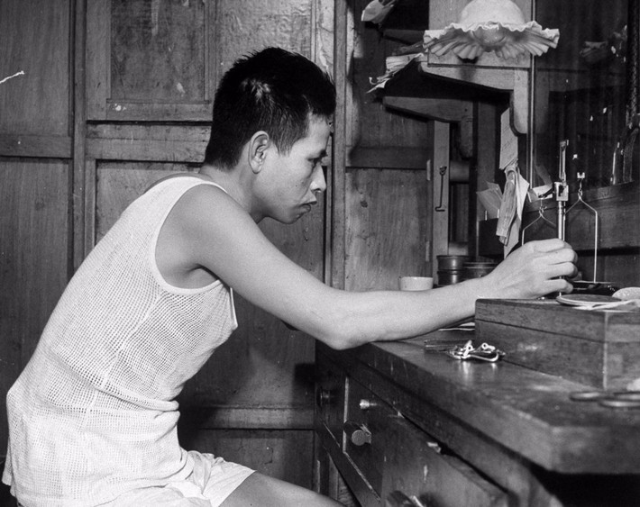 Một thanh niên cân đo lượng thuốc phiện trước khi hút. Phóng viên LIFE tỏ ý nghi ngờ phương pháp cai nghiện của cơ sở này và cho rằng nó thực chất là một "động" thuốc phiện phục vụ nhu cầu của các con nghiện.