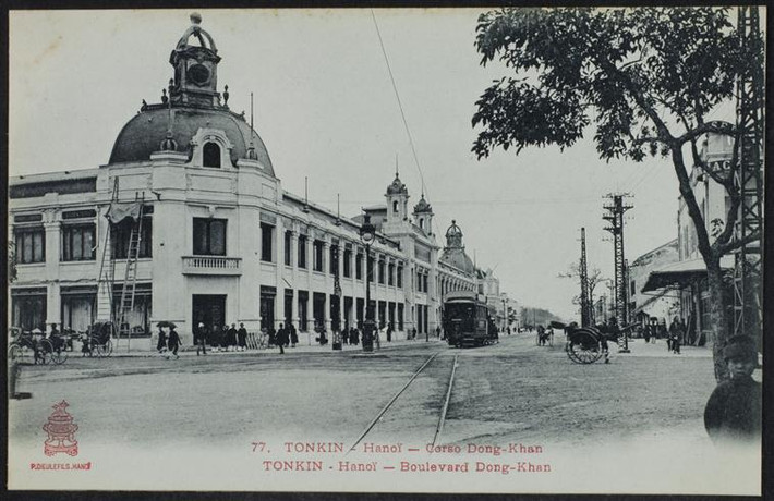 Xe điện chạy qua tòa nhà Godard trên đại lộ Đồng Khánh, nay là Tràng Tiền Plaza và phố Hàng Bài. Ảnh: Rmn.fr.
