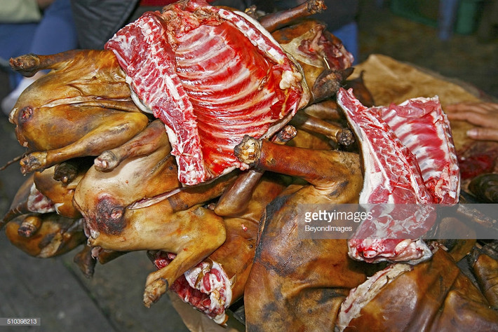 Những tảng thịt chó được xẻ ra trước khi bán cho khách hàng. Ảnh: Getty.