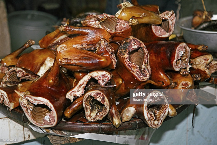 Những thân chó chặt đôi được bày bán tại một khu chợ ở Hà Nội. Ảnh: Getty.
