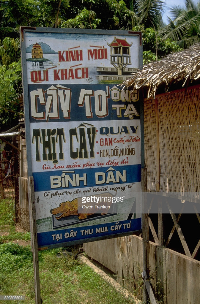 Bảng hiệu của một quán thịt chó ở Tây Ninh có hình ảnh Tháp Rùa và chùa Một Cột, như lời giới thiệu đây là "đặc sản" đến từ thủ đô Hà Nội. Ảnh: Getty.
