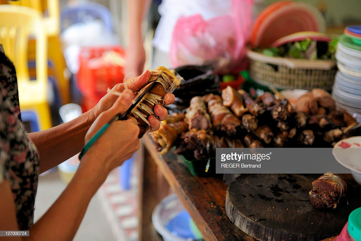 Chế biến thịt chó tại một quán ăn. Ảnh: Getty.