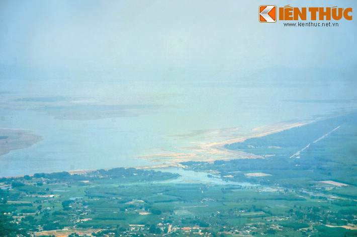 Đây là một hồ thủy lợi được xây dựng vào năm 1981-1985. Với diện tích mặt nước là 270 km² và 45,6 km² đất bán ngập nước, hồ Dầu Tiếng là hồ nhân tạo lớn nhất Việt Nam.