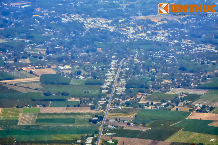 Các khu dân cư đông đúc trở nên nhỏ bé đến mức tưởng như có thể nắm được trong lòng bàn tay.