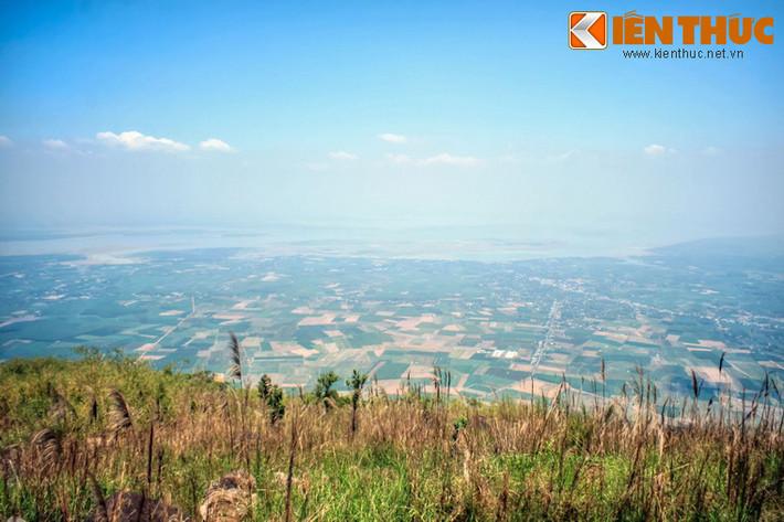 Cùng với những khung cảnh đầy quyến rũ, bầu không khí mát dịu trên đỉnh núi khiến du khách ngỡ như mình đã lọt vào chốn bồng lai tiên cảnh...