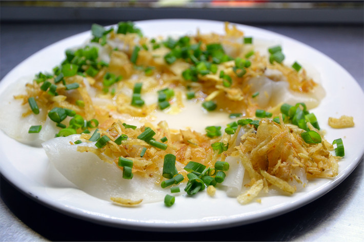 Món bánh hoa hồng trắng hay bánh xốp là một món ngon Hội An được nấu bằng nước giếng cổ Bá Lễ nổi tiếng. Ảnh: Plus Ultra.