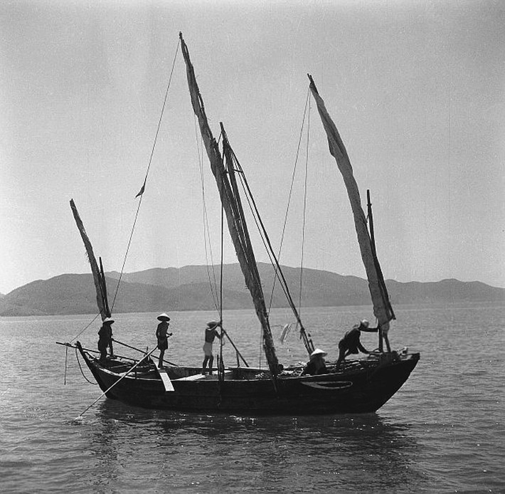 Một con thuyền đánh cá của ngư dân trên biển Nha Trang, phía xa là đảo Hòn Tre. Ảnh: Michel Huet/ Getty.