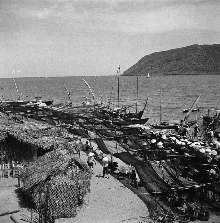 Khu chợ cá bên bờ biển Nha Trang. Ảnh: Michel Huet/ Getty.