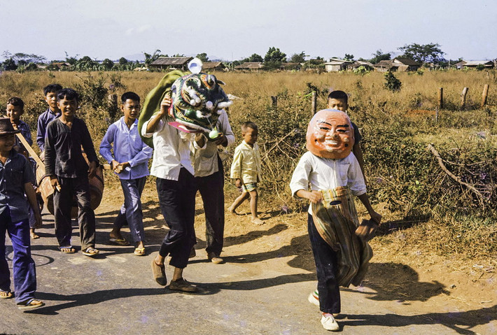 Đám múa lân dịp Tết Trung thu của trẻ em Đất Đỏ. Ảnh: Culturalspot.org.
