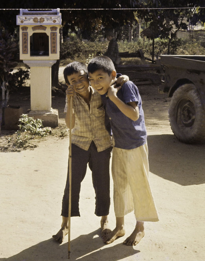 Cậu bé tạo dáng như ông cụ trước ống kính máy ảnh. Ảnh: Culturalspot.org.