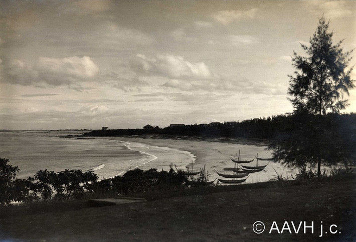 Bãi biển Cửa Tùng, Quảng Trị năm 1930. Ảnh: Aavh.org.