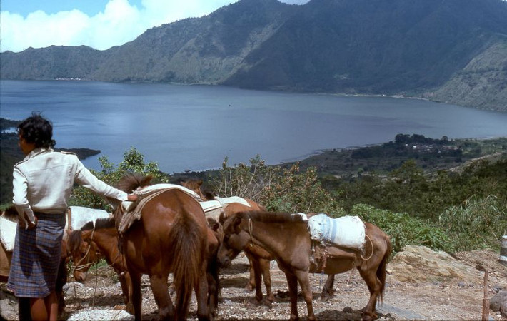 Bên hồ Batur, hồ nước nằm trong một miệng núi lửa của núi lửa Batur, thắng cảnh nổi tiếng của thị trấn Ubud trên đảo Bali. Ảnh: Blake Smith Flickr.