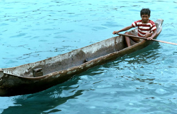 Em bé chèo thuyền gần bến cảng của thành phố Kupang, phía Tây đảo Timor. Ảnh: Blake Smith Flickr.