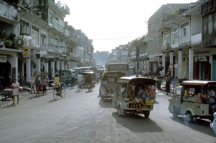 Những chiếc xe lam trên đường phố ở Denpasar, thành phố thủ phủ của đảo Bali, Indonesia năm 1975. Ảnh: Blake Smith Flickr.