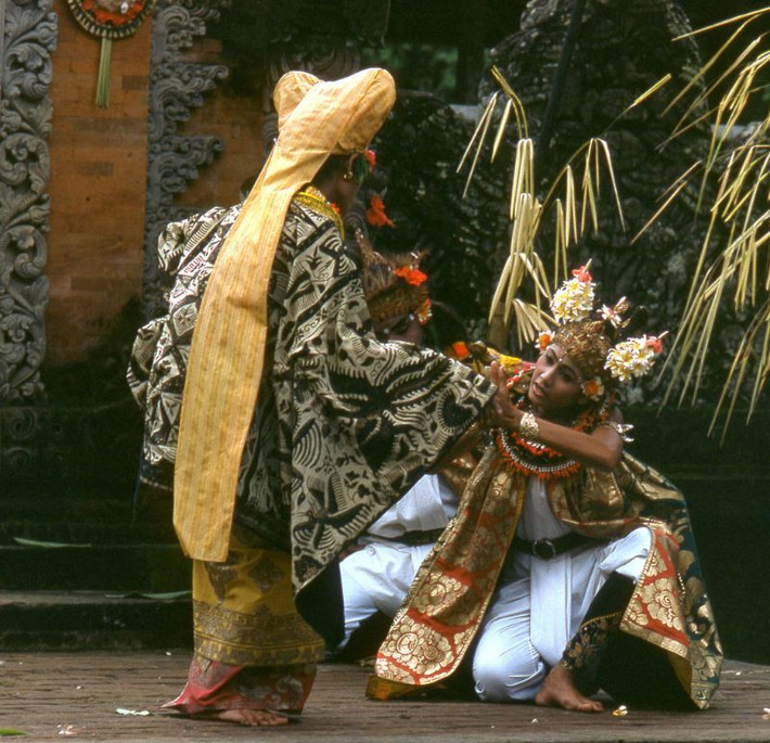 Biểu diễn vũ điệu Bali truyền thống tại bãi biển Kuta. Ảnh: Blake Smith Flickr.