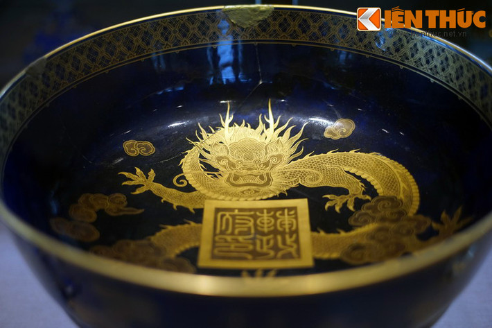 Món đồ sứ dát vàng ấn tượng này là mâm bồng Rivoli, quà tặng của Phủ Phụ chính đặt làm tại Pháp năm 1915 để tặng vua Duy Tân. Hiện vật được trưng bày tại Bảo tàng Cổ vật Cung đình Huế.