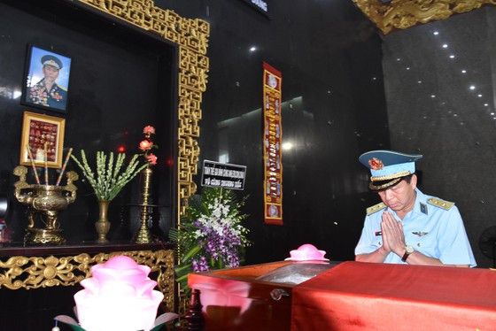 Lễ viếng tại quê nhà được tổ chức từ 12h ngày 26/9. Lễ truy điệu và đưa tang vào hồi 12h ngày 27/9, an táng tại nghĩa trang gia đình thuộc xã Tân Dương, huyện Lai Vung, tỉnh Đồng Tháp (Ảnh: SGGP).