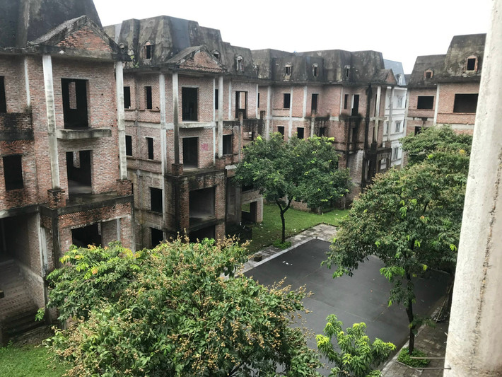 Khu đô thị Lideco. Bên trong Khu đô thị Lideco do Công ty Cổ phần phát triển đô thị Từ Liêm làm Chủ đầu tư tại thị trấn Trạm Trôi, huyện Hoài Đức có hàng trăm biệt thự đã xây dựng xong phần thô nhưng bỏ hoang nhiều năm.