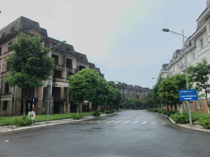 Hạ tầng giao thông tại KĐT Lideco khá đồng bộ nhưng cũng có hàng trăm biệt thự đã xây xong phần thô phơi nắng, phơi sương, bỏ hoang, xuống cấp nhiều năm nay.