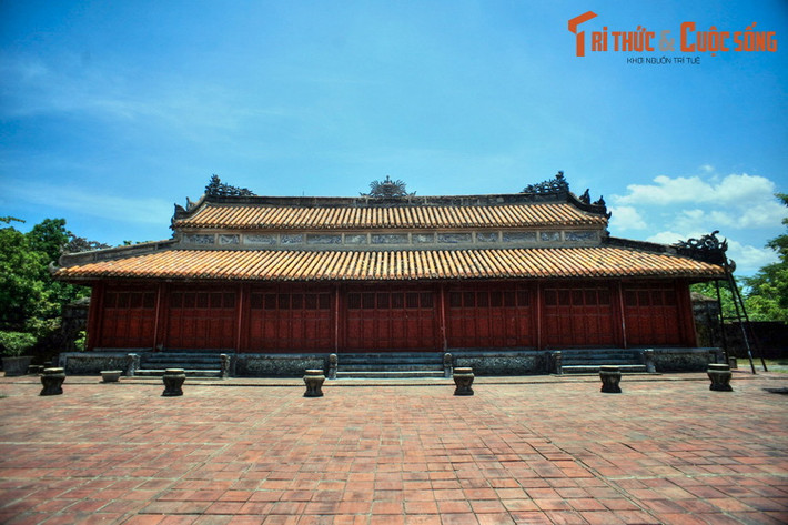 5. Lăng Dục Đức. Lăng Dục Đức được xây để làm nơi an táng vua Dục Đức, vị vua thứ năm của triều đại nhà Nguyễn. Do những biến động thời cuộc, vua Thành Thái và vua Duy Tân cũng được đưa về an nghỉ ở nơi đây.