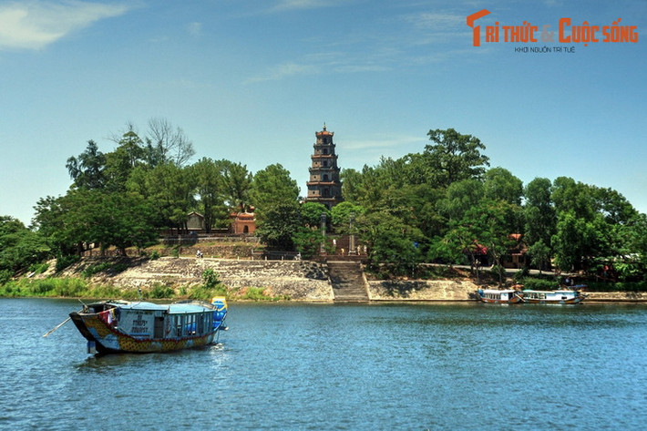 2. Chùa Thiên Mụ. Chùa Thiên Mụ được khởi lập đời chúa Tiên Nguyễn Hoàng, được coi là một trong những ngôi quốc tự của nhà Nguyễn. Chùa thu hút du khách gần xa nhờ kiến trúc cổ kính và cảnh quan thơ mộng của sông Hương.