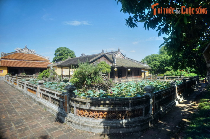 Dù lớn nhỏ khác nhau, các công trình trong khu vực Hoàng thành đều được bài trí hài hòa với thiên nhiên, với các hồ lớn nhỏ, vườn hoa, cầu đá, hòn non bộ các cây cổ thụ tỏa bóng mát quanh năm...