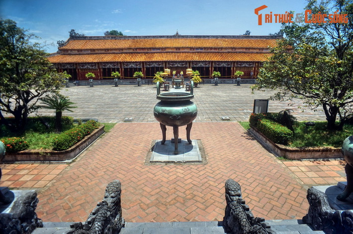 Khu vực các miếu thờ của Hoàng thành được bố trí ở phía trước, hai bên trục dọc, gồm Triệu Tổ Miếu, Thái Tổ Miếu, Hưng Tổ Miếu và Thế Tổ Miếu. Trong đó Thế Tổ Miếu - nơi thờ các vị vua nhà Nguyễn, là miếu thờ quan trọng nhất và có quy mô lớn nhất.