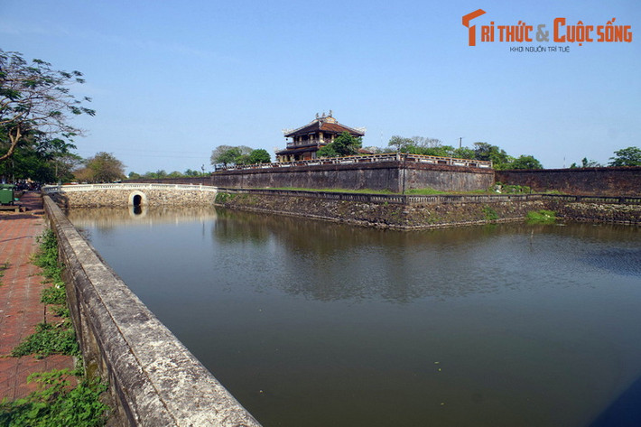 Hoàng thành Huế có cấu trúc gần giống với một phiên bản thu nhỏ của Kinh thành, với những bức tường gấp khúc, phía ngoài có hào nước bảo vệ. Tường Hoàng thành được xây thấp và mỏng hơn so với tường Kinh thành.