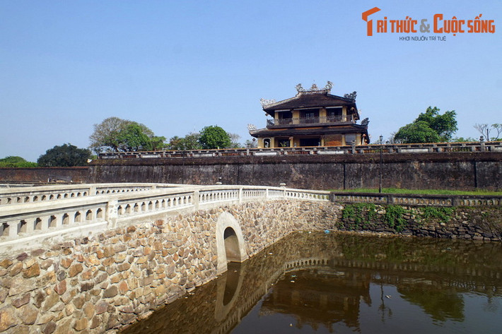 Phía Bắc Hoàng thành có cửa Hòa Bình và lầu Tứ Phương Vô Sự. Tòa lầu này là công trình đánh dấu một giai đoạn chuyển tiếp trong lịch sử kiến trúc Việt Nam nửa đầu thế kỷ 20.