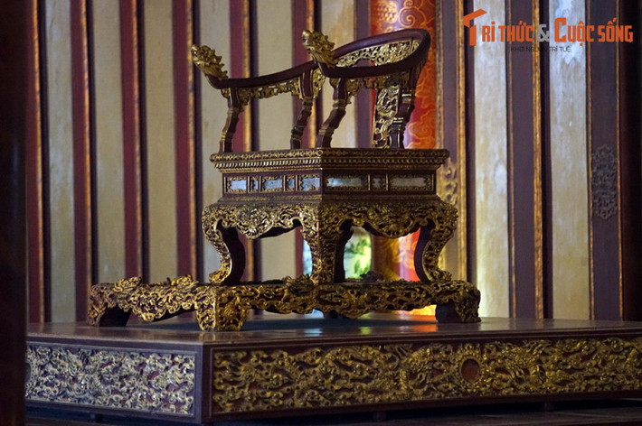 Bảo vật quốc gia này được làm bằng gỗ sơn son thếp vàng, chạm khắc rất tinh xảo. Ngai cao 101 cm, rộng 72 cm, dài 87 cm. Phần đế dài 118 cm, rộng 90 cm, cao 20 cm. Phía trên ngai vàng có bửu tán gồm ba lớp, dên dưới ngai là ba tầng bệ, đều làm bằng gỗ sơn son thếp vàng.