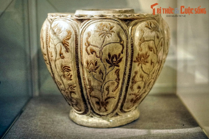 2. Bảo vật quốc gia – Thống gốm hoa nâu thời Trần là một hiện vật lịch sử đặc biệt minh chứng cho thời kỳ vàng son của nền mỹ thuật Việt thời Trần. Hiện vật có từ thế kỷ 13-14, được phát hiện khi đào giếng tại khu đền Trần, Nam Định năm 1972, hiện lưu giữ ở BT Lịch sử Quốc gia Việt Nam.