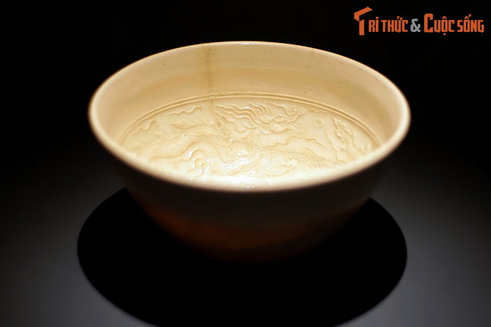 Hai chiếc bát sứ có kích thước khác nhau (đường kính miệng lần lượt là 14,5 cm và 12,4 cm), có từ thời Lê sơ (thế kỷ 15-16), từng là vật dụng dành cho vua ở hoàng cung Thăng Long xưa. Bát có thân cong đều, thành mỏng “như vỏ trứng”, ánh sáng có thể xuyên qua.