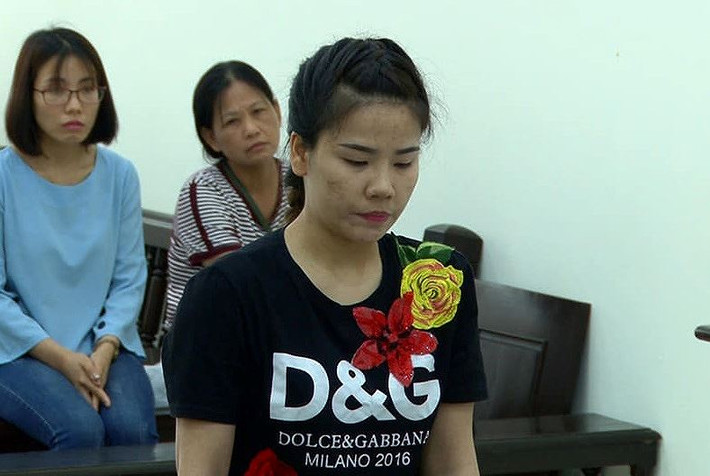 4. Tú bà gọi 30 cô gái xếp hàng để đàn ông ngoại quốc chọn: Ngày 23/5, TAND TP Hà Nội tuyên phạt Nguyễn Thị Chang (SN 1992, ở Thanh Ba, Phú Thọ) 3 năm tù về tội Môi giới mại dâm. Khi đang làm việc tại quán karaoke Bomul do một người Hàn Quốc làm chủ, Chang đã móc nối với các tiếp viên có nhu cầu bán dâm, đánh số thứ tự và đọc cho nhân viên nhớ để khi khách có nhu cầu mua dâm sẽ gọi.