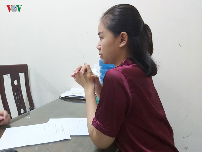 Không chỉ điều hành mại dâm, Hằng còn cung cấp gái cho các dịch vụ hát karaoke, tiệc thác loạn, thậm chí là “tiệc” ma túy. Với cuộc chơi này, Hằng sẽ phân loại nhan sắc, ngoại hình của gái để thu tiền với giá từ 4 triệu đến 10 triệu đồng cho mỗi cuộc chơi. Hằng còn nhận cung cấp cho dịch vụ “sex tour” với giá từ 10 triệu đồng trở lên (Ảnh: VOV).