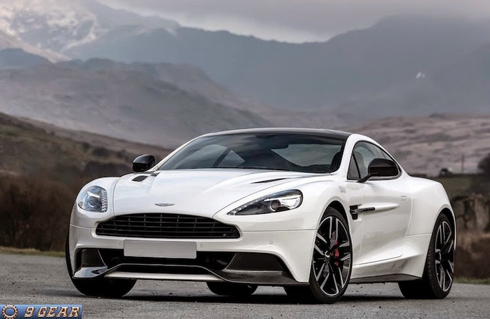 Kể từ tháng 12/2015 tới nay, đã từng có một chiếc Aston Martin Vanquish được nhập về Việt Nam, tuy nhiên đó chỉ là phiên bản thường. Trong khi đó, chiếc xe vừa về Việt Nam trong tuần qua là bản Aston Martin Vanquish Carbon White.