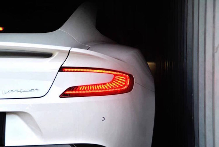 Do chiếc siêu xe Aston Martin Vanquish đầu tiên về Việt Nam đã được rao bán với giá hơn 600.000 USD nên chắc chắn rằng phiên bản Vanquish Carbon đặc biệt này sẽ không thể có giá rẻ hơn.
