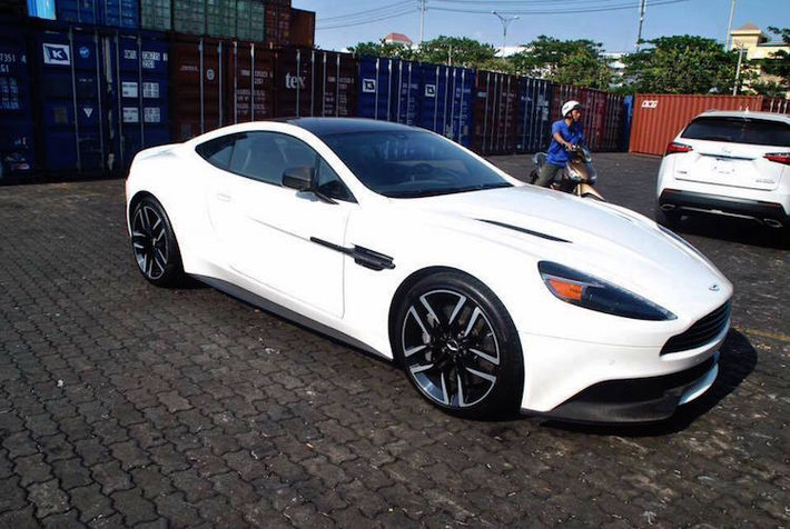 Ở bên trong nội thất, Vanquish Carbon cũng nổi bật hơn với những chi tiết ốp sợi carbon, cùng với các ghế thể thao chần chỉ thủ công và hệ thống âm thanh Bang & Olufsen hi-end.