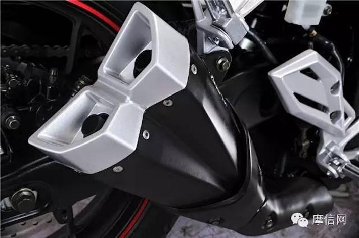 Phần ống xả của RZ35 được thiết kế khác biệt hoàn toàn so với R3 thật với kiểu dáng góc cạnh, 2 đường xả và khá giống với một mẫu xe phân khối lớn khác là Kawasaki Z1000.