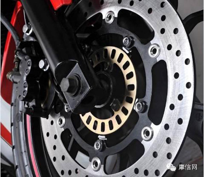 Hệ thống phanh trước của chiếc môtô thẻ thao RZ35 sử dụng heo 2 piston không có ABS, với đĩa phanh đường kính 298 mm. Góc lái tối thiểu mà chiếc xe đạt được là 18 độ.