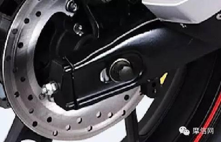 Hệ thống phanh sau bao gồm heo 1 piston, đương nhiên cũng không có ABS và đĩa đường kính 220 mm. Các thông số của RZ35 như trọng lượng 160 kg, chiều cao yên 780 mm... không khác gì R3.