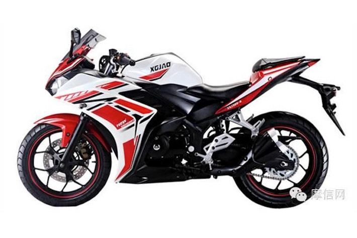 Dù có kiểu dáng bên ngoài được nhái y hệt nhưng XGJAO vẫn không thể copy chuẩn khối động cơ trên R3 thật. RZ35 cũng sở hữu động cơ 320 cc làm mát bằng chất lỏng, nhưng chỉ có 1 xi-lanh và 2 xú-páp SOHC, thay vì 2 xi-lanh và DOHC như xe thật.