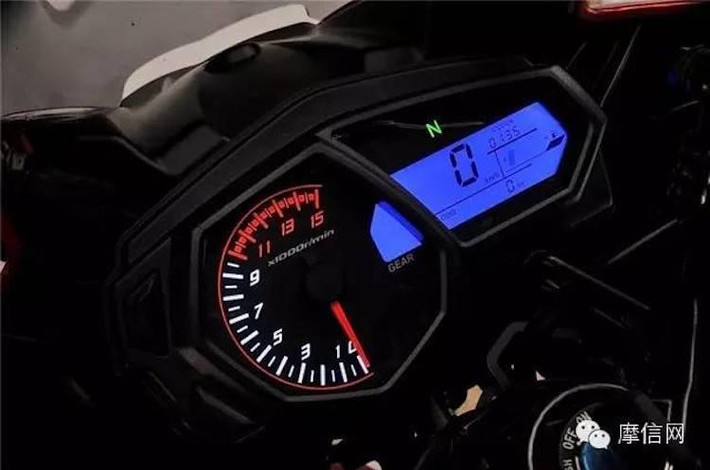 Bảng đồng hồ của RZ35 có phần "khung" giống hệt như R3, tuy nhiên mặt số cùng đồng hồ điện tử ở bên trong đã được thiết kế lại để ra vẻ "khác biệt" hơn so với xe thật.