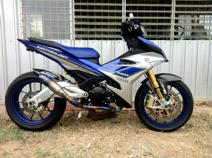 Sau khi "phẫu thuật", chiếc Exciter 150 này đã sở hữu một "cặp chân" hoàn hảo hơn tất cả các bản độ bánh lớn từ trước tới nay, với đầy đủ các phụ kiện đồng bộ từ một trong những chiếc superbike nổi tiếng nhất Thế giới.