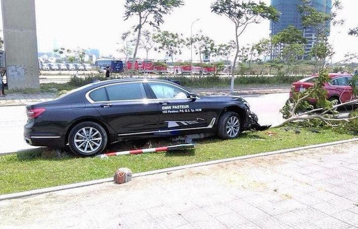Chiếc xe sang BMW 730Li mới đầu tiên bị tai nạn ở Việt Nam khi đang được một khách hàng lái thử ở dưới chân cầu Thuận Phước, Đà Nẵng.